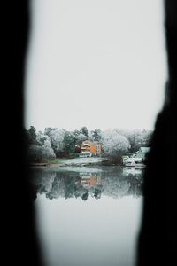 Bild med fokus på ett hus över en sjö