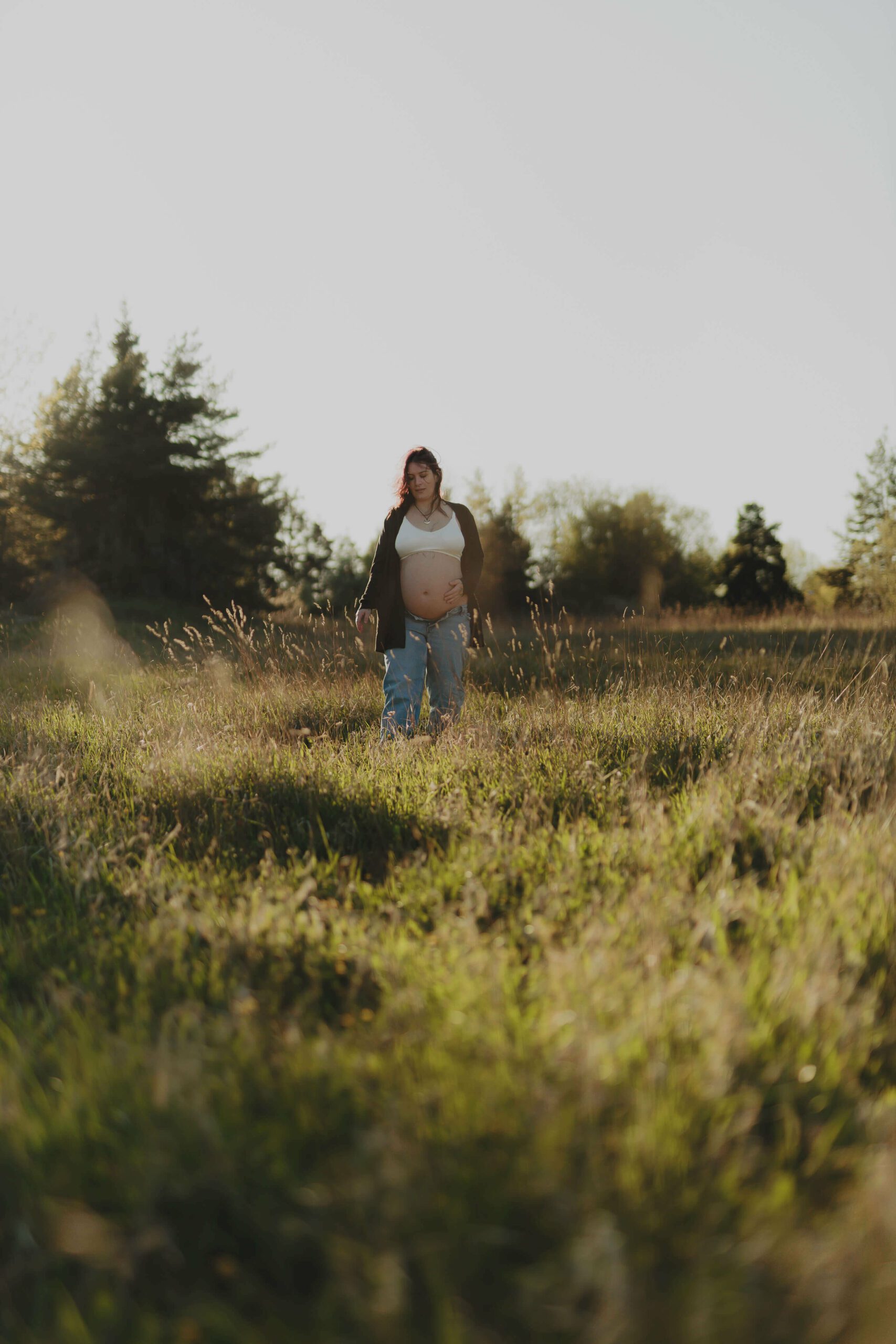 Gravidfotografering på sommarens äng