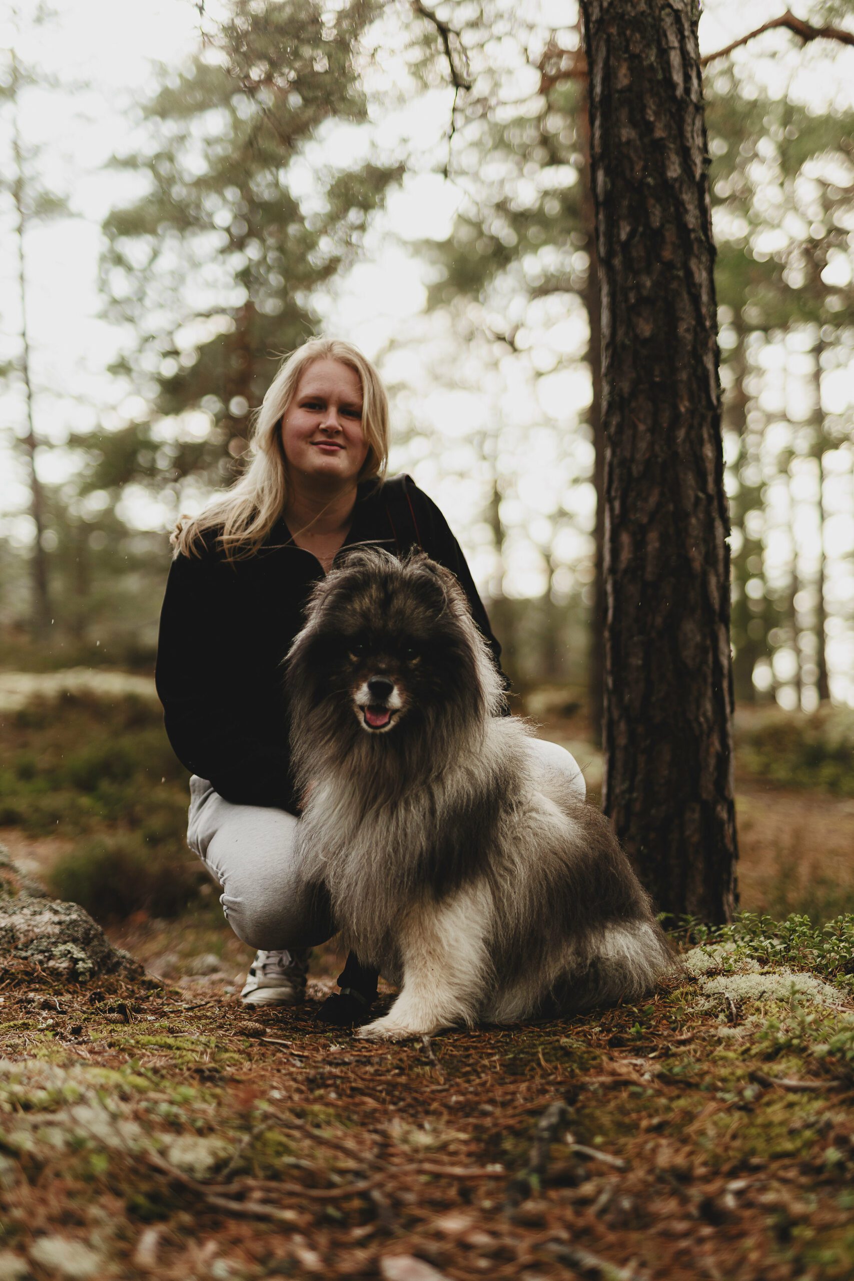 Bild på gravidfotografen Fia Wolle och hunden Pakito